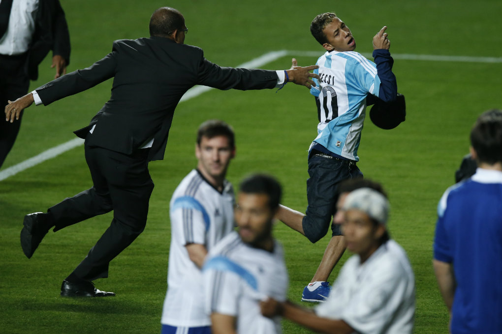Aficionados argentinos invadieron el entrenamiento de su selección