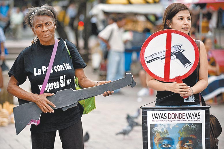 Decenas de mujeres se expresaron ayer en Cali, en el Valle del Cauca, en una manifestación por la paz. 