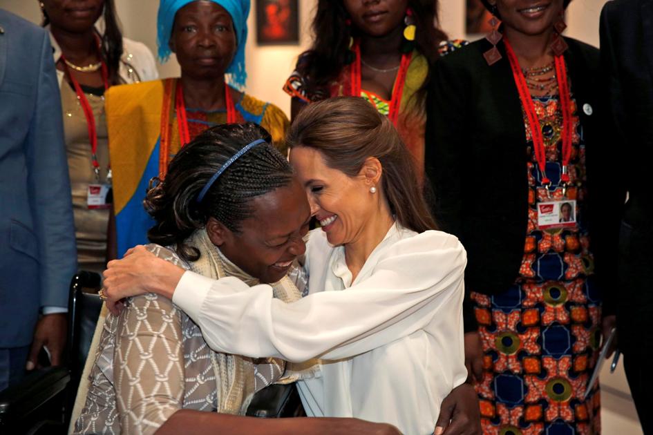 Jolie se funde en un abrazo con ala activista Neema Namadamu de República Democrática del Congo. 