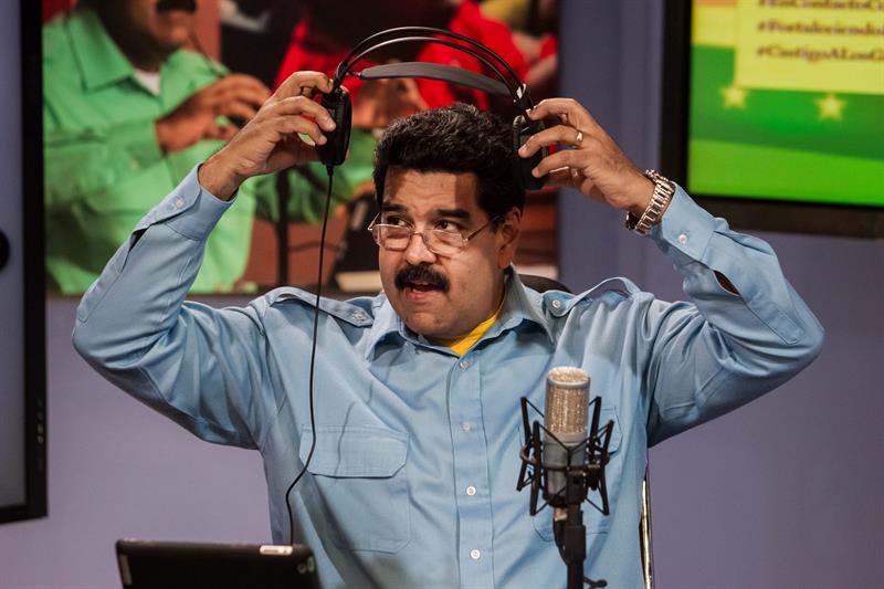 Maduro presenta su programa radial y televisivo "En contacto con Maduro" desde el palacio de Miraflores, en Caracas