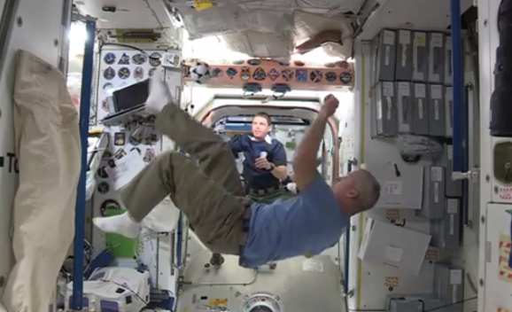 Los astronautas de la Estación Espacial Internacinal jugando futbol en gravedad cero