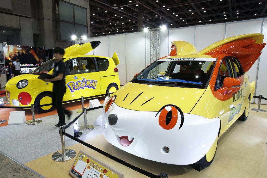 Dos coches de marca Toyota, con el diseño de personajes de la serie Pokemon, de Fennekin y Pikachú.