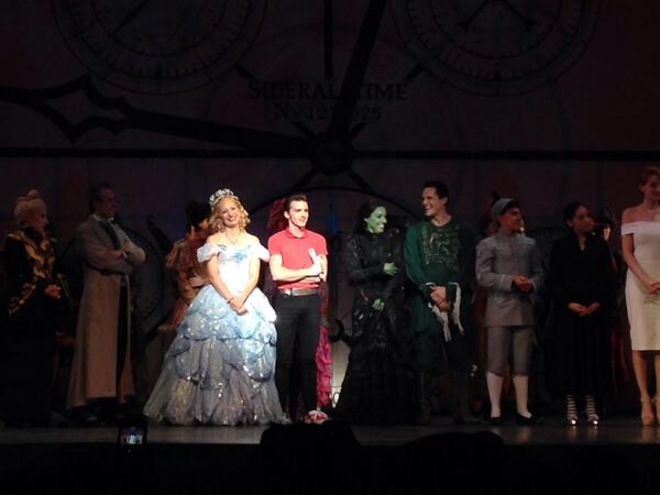 Drake Bell apadrinó la presentación de Majo Pérez como Glinda.