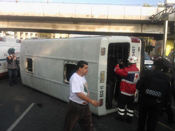 El microbús quedó recostado sobre su lado izquierdo