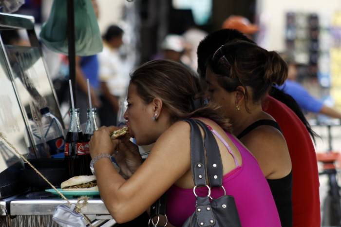 Exhortan a no comer en la calle para evitar enfermedades diarreicas.