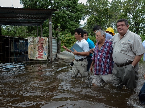 El gobernador Fernando Ortega Bernés, recorre la zona afectada por 'Bosi'.