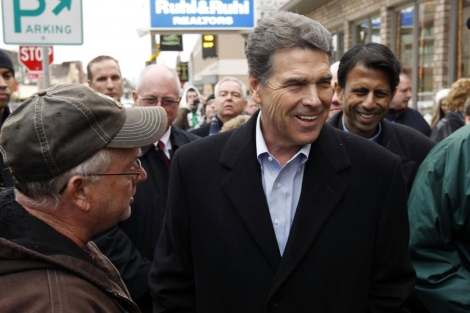 El gobernador republicano de Texas, Rick Perry (c), es conocido por sus posturas conservadoras
