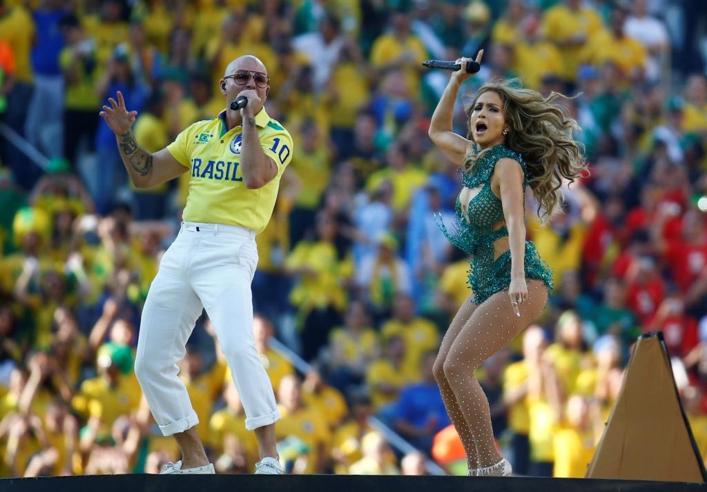 Jennifer López y Pitbull durante la inauguración del Mundial de Brasil.