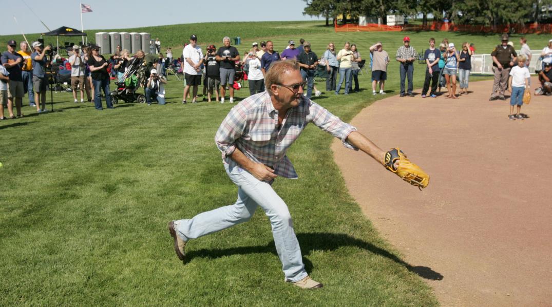El actor Kevin Costner celebró en un campo de béisbol el lanzamiento de la cinta 'Field of Dreams' hace 25 años. 