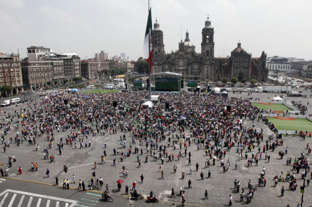 Los aficionados vivieron la 'fiebre mundialista' en la plancha del Zócalo.