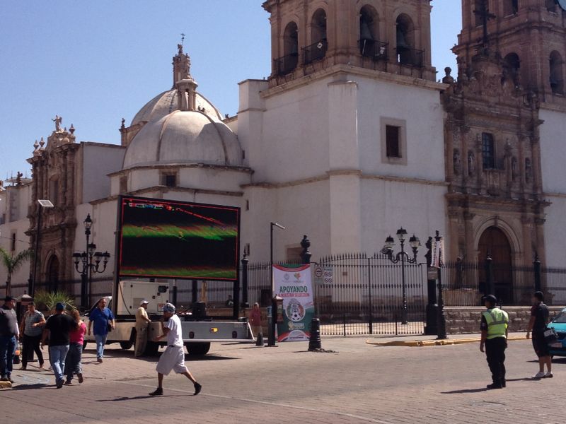 En la Plaza de Armas de Durango instalaron pantallas.