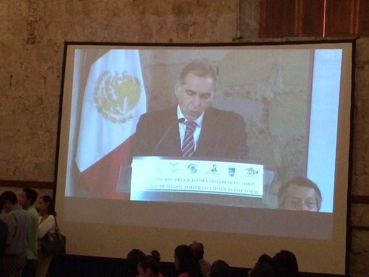 El gobernador de Oaxaca clausuró de manera apresurada el ciclo de conferencias 