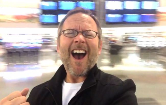 Richard Dunn así cantaba en el aeropuerto.