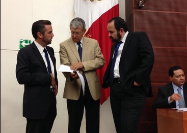 Los senadores Jorge Luis Lavalle (PAN), Manuel Camacho (PRD) y Raúl Gracia (PAN), antes de iniciar la discusión de las leyes energéticas en comisiones