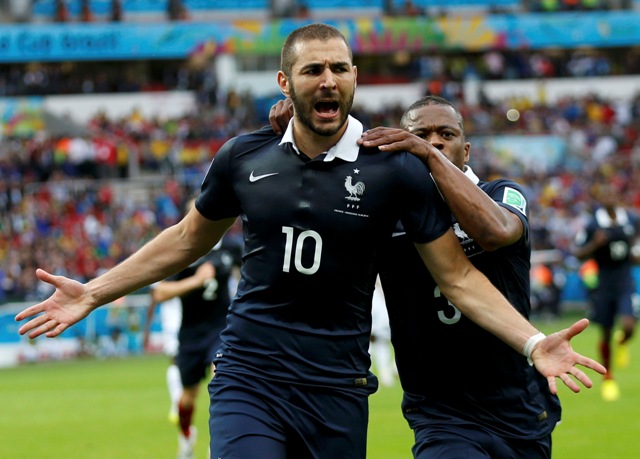 Benzema festeja su segundo gol 