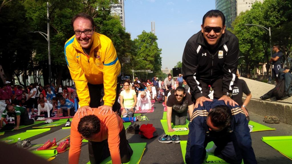 Funcionarios del Distrito Federal, entre ellos Héctor Serrano, secretario de Gobierno, aprovecharon la clase de yoga para hablar de sucesos políticos 