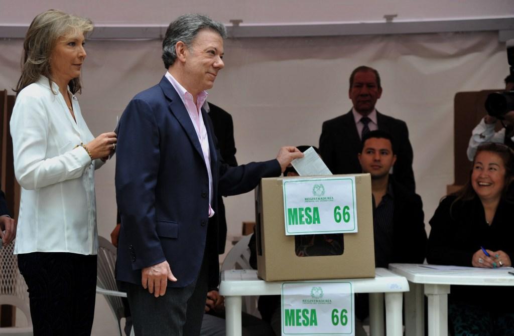 El presidente colombiano Juan Manuel Santos emite su voto en la segunda vuelta de las elecciones.