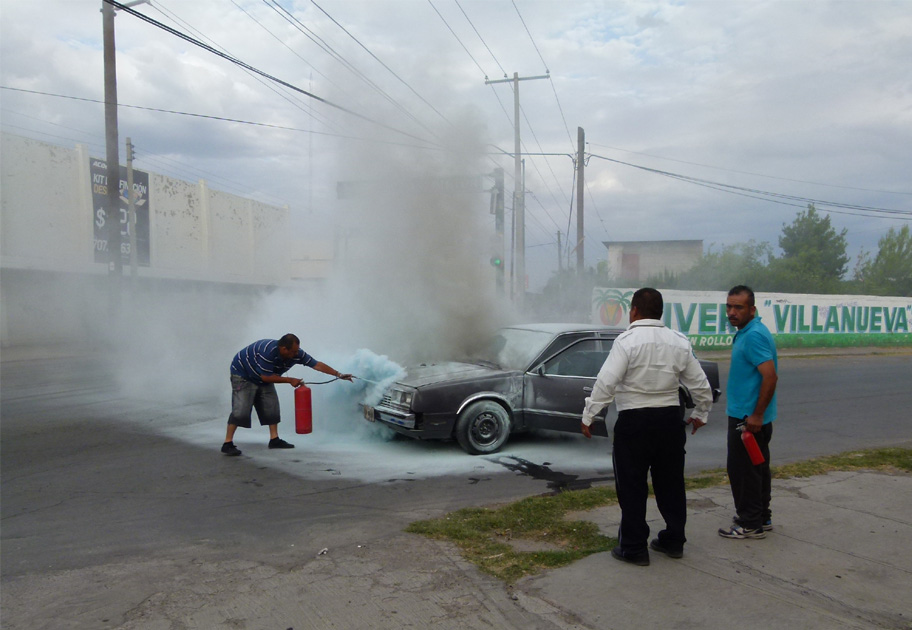 Se incendia coche por corto circuito