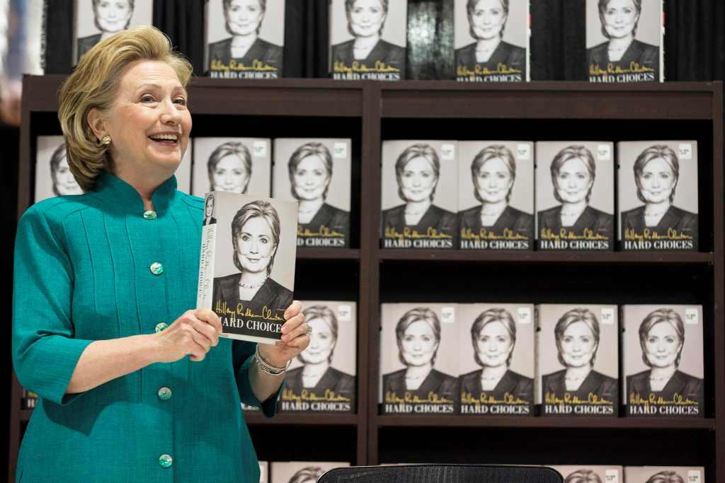Clinton sonríe a su llegada para firmar ejemplares de su libro "Hard Choices" en una tienda Costco de Arlington, Virginia.