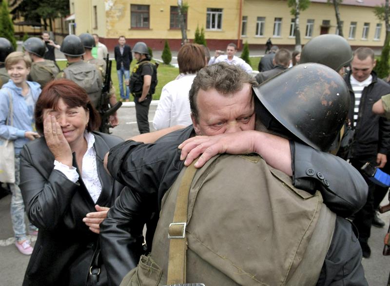 Familiares reciben a soldados ucranianos en Lviv, Ucrania, a su regreso de operaciones militares
