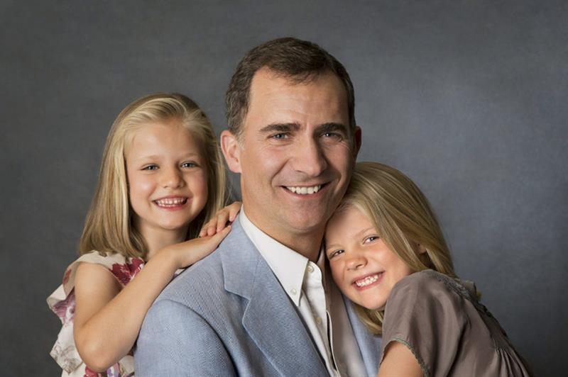 Las infantas Leonor y Sofía, abrazadas a su padre, el príncipe Felipe, en una fotografía desconocida hasta ahora del 1 de agosto de 2012