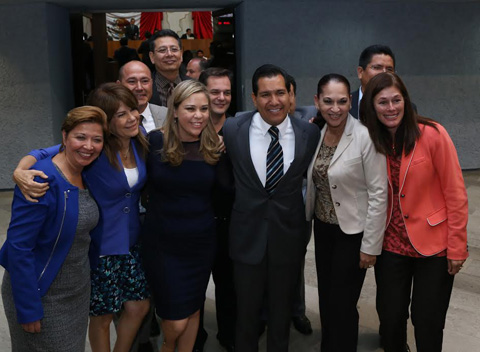 Legisladores despidiendo al diputado Jesús Hurtado. 