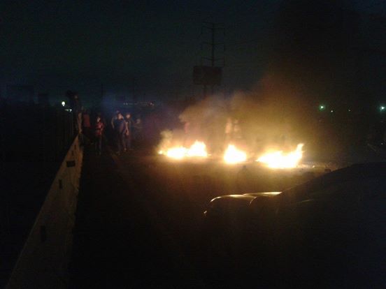 Los manifestantes pusieron una barricada con llantas a las cuales prendieron fuego.