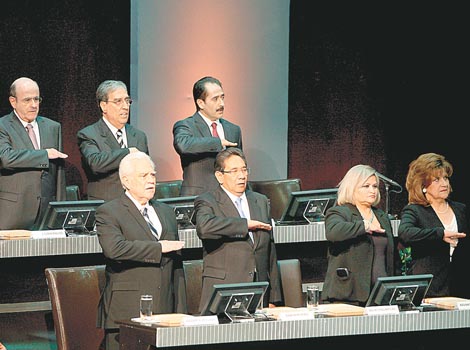 La posición en el Tribunal es por 10 años, con derecho a ser ratificados una vez para un periodo igual.
