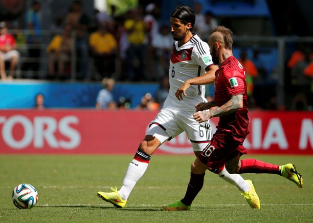  Sami Khedira y Raul Meireles pelean por el balón 