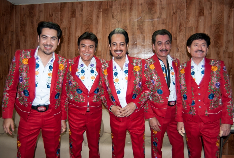 Los Tigres del Norte le cantan a las historias relacionas con los caballos, el amor y las mujeres.