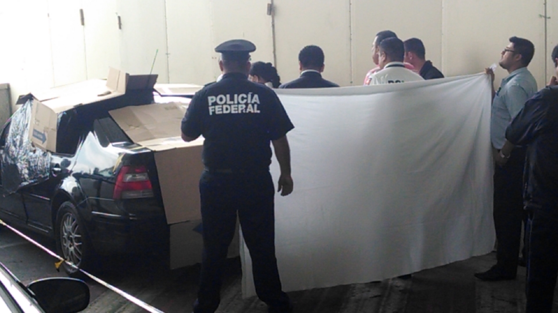 Las ventanas fueron cubiertas para evitar que los pasajeros vean el cuerpo