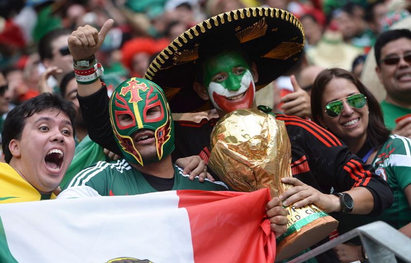 Los aficionados mexicanos visualizan el triunfo para apoyar a la selección nacional en el estadio Castelao.