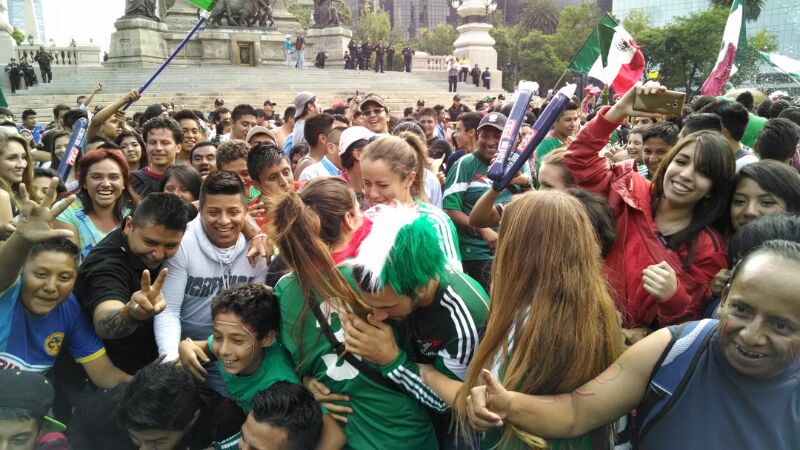 Con cornetas, matracas y banderas los aficionados festejaron el punto conseguido por el Tri.