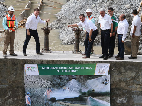 El gobernador abrió una compuerta de riego en Montemorelos.