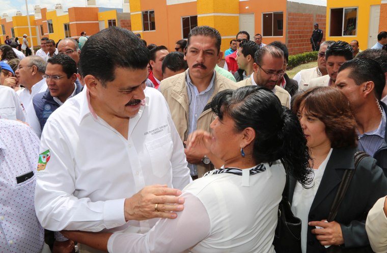 El gobernador del estado, Francisco Olvera Ruiz, presidió la entrega de 94 Unidades Básicas de Vivienda 