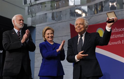 Hillary Clinton entregó el reconocimiento al diseñador de moda Ralph Lauren.