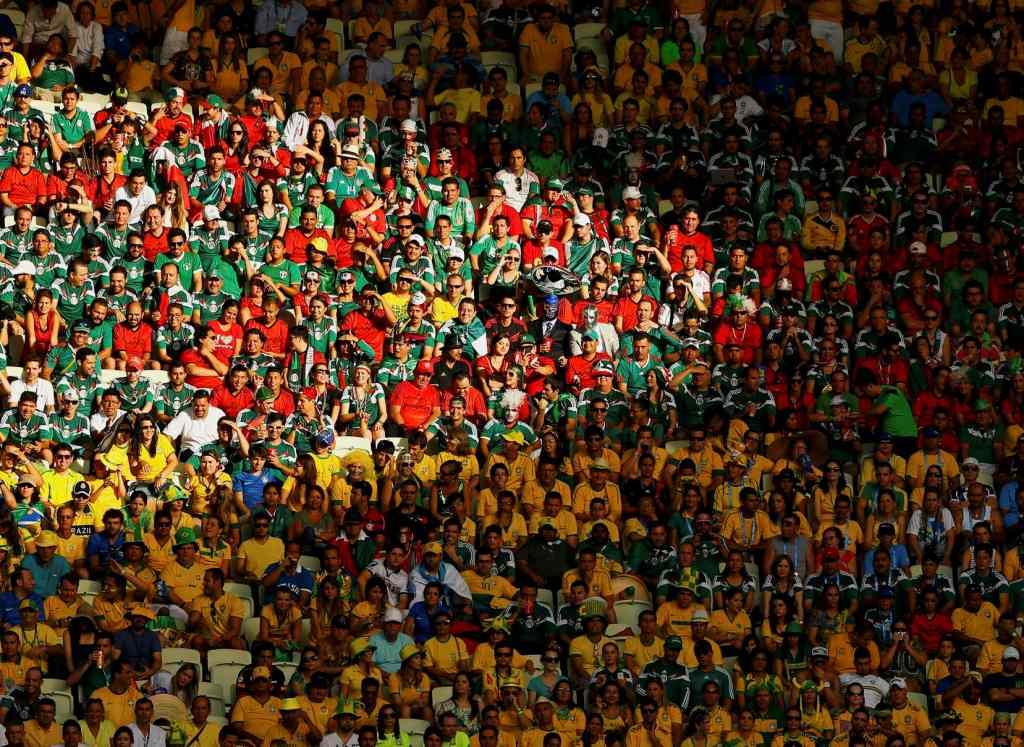Las aficiones de Brasil y México en el estadio de Fortaleza.