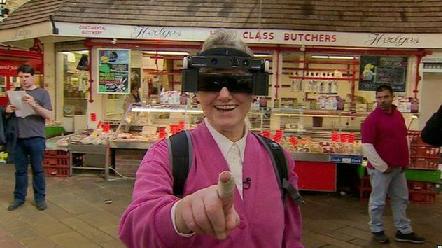 Lyn Oliver, de 70 años con una enfermedad ocular degenerativa, utilizó los lentes y comentó que le ayudaron a ver por primera vez el contorno de objet