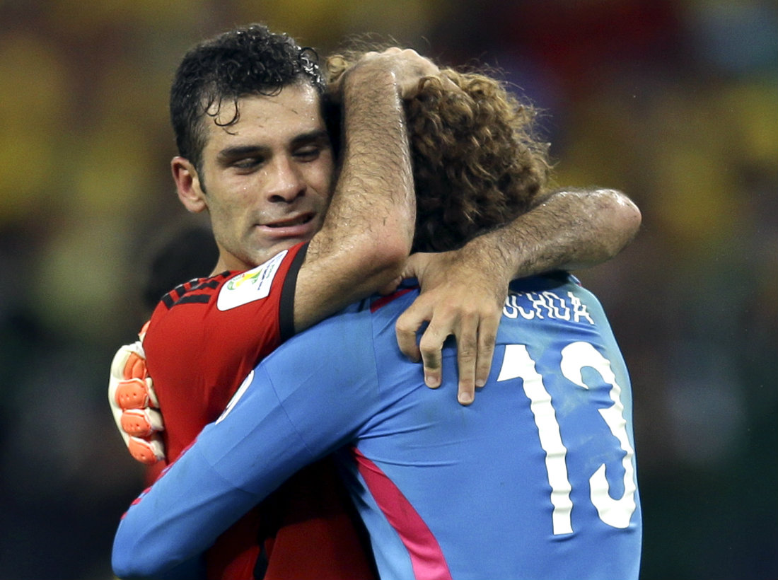 Rafael Márquez abrazó a Guillermo Ochoa tras el duelo contra Brasil 
