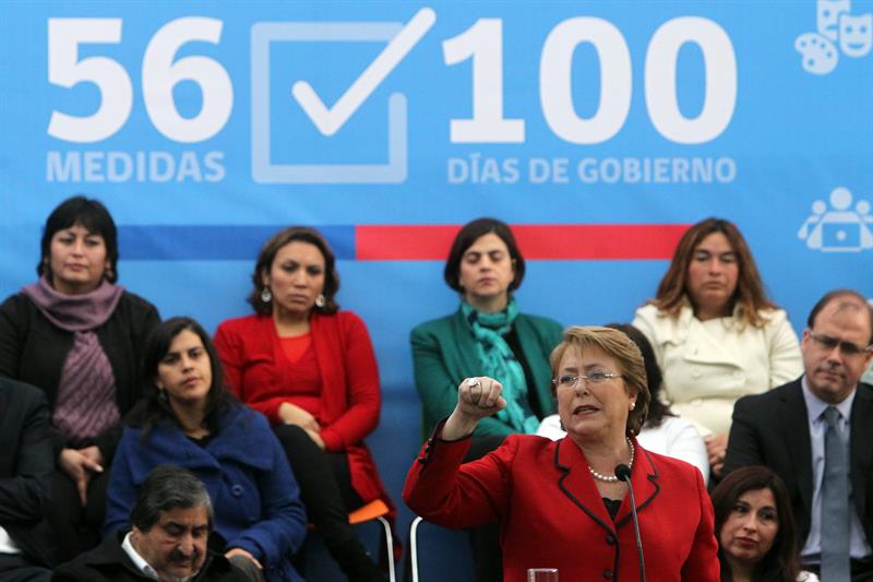Bachelet, durante una actividad hoy en la comuna de El Bosque en Santiago de Chile