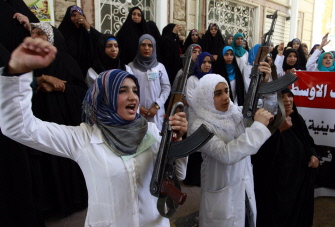 Mujeres chiitas muestran en Najaf sus armas para ratificar su voluntad de unirse a las fuerzas iraquíes contra los yihadistas