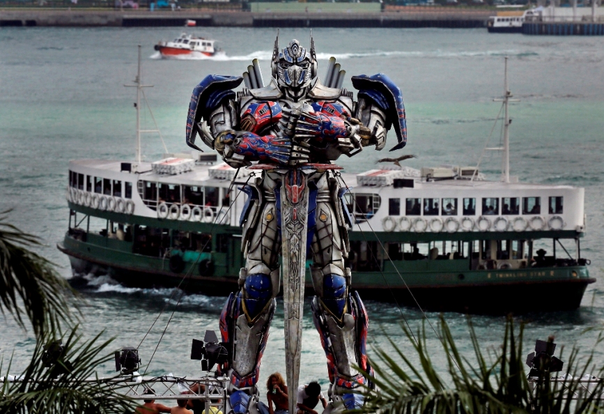 Optimus Prime impone con su figura en el Victoria Harbor de Hong Kong. 