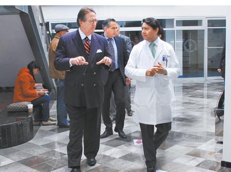 Peter Yesawich y Abelardo Meneses realizaron un recorrido por la nueva torre de hospitalización.