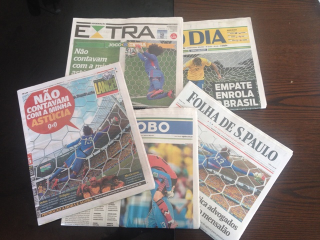 Portada de los periódicos brasileños destacando la actuación de Guillermo Ochoa  