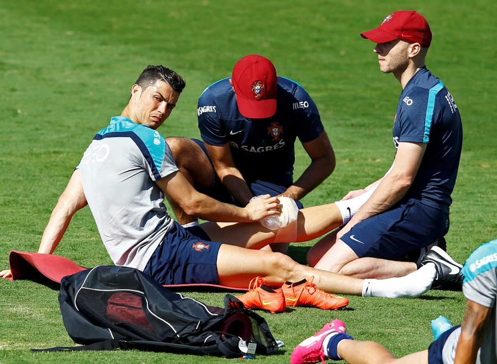 Ronaldo salió del entrenamiento con hielo 