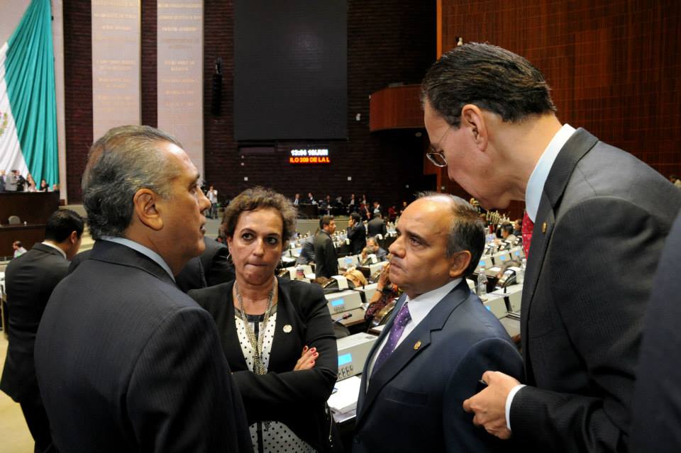 El coordinador del PRI, Manlio Fabio Beltrones, dijo que hay una inconstitucionalidad de por medio porque hay dos leyes que se contradicen.