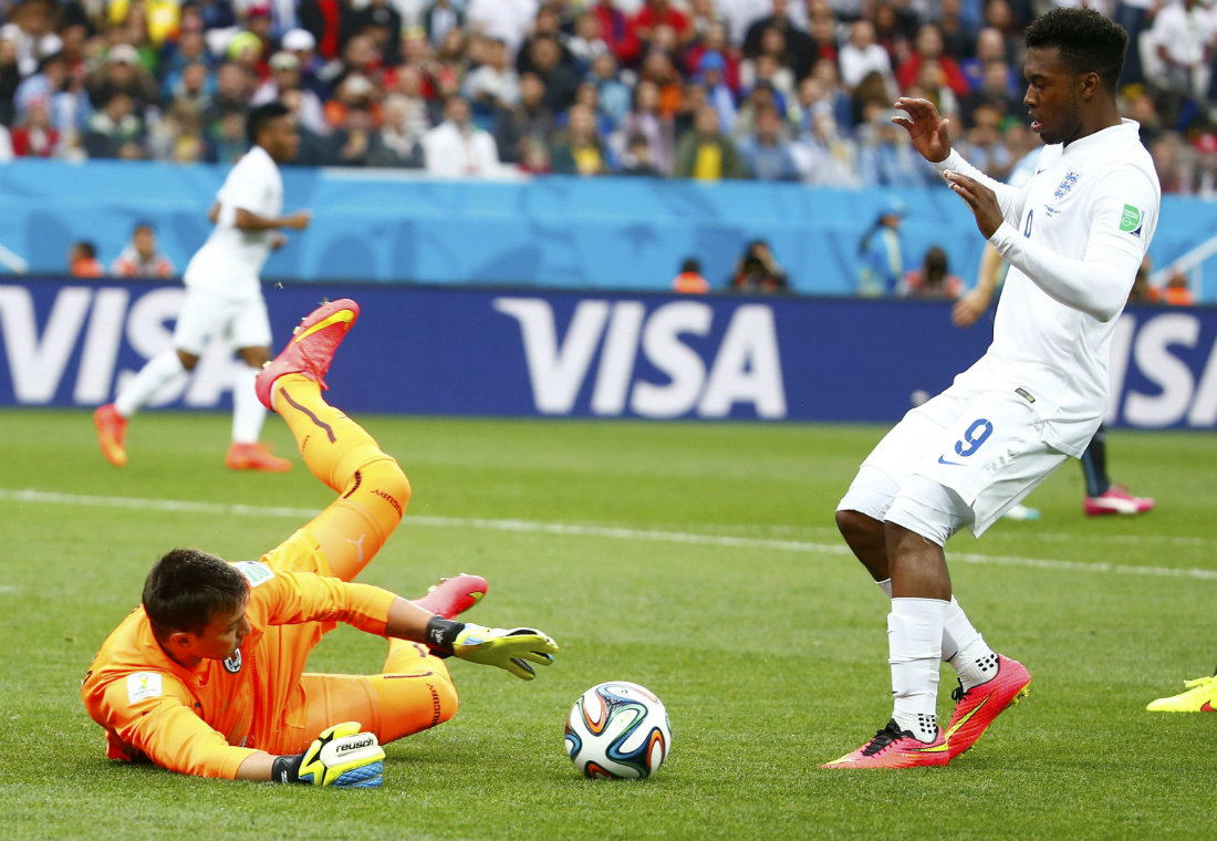 Daniel Sturridge y  Fernando Muslera