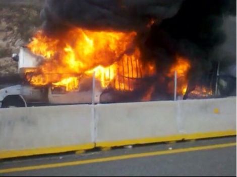 Un grupo de nueve  elementos del cuerpo de bomberos acudió a sofocar el siniestro.