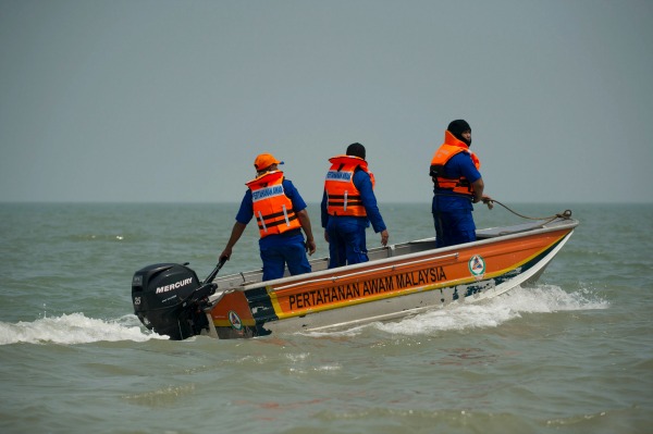 Miembros del Departamento de Defensa Civil de Malasia salieron en búsqueda del barco que se hundió frente a la costa oeste, en las afueras de Kuala Lu