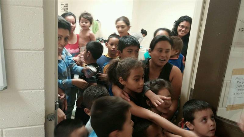 Niños indocumentados, en el centro donde se alojan jóvenes y menores en San Antonio, Texas 